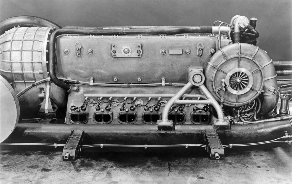 Mercedes-Benz T 80 world record project vehicle, view of the DB 603 RS aircraft engine installed in the chassis. Photo from 1939.